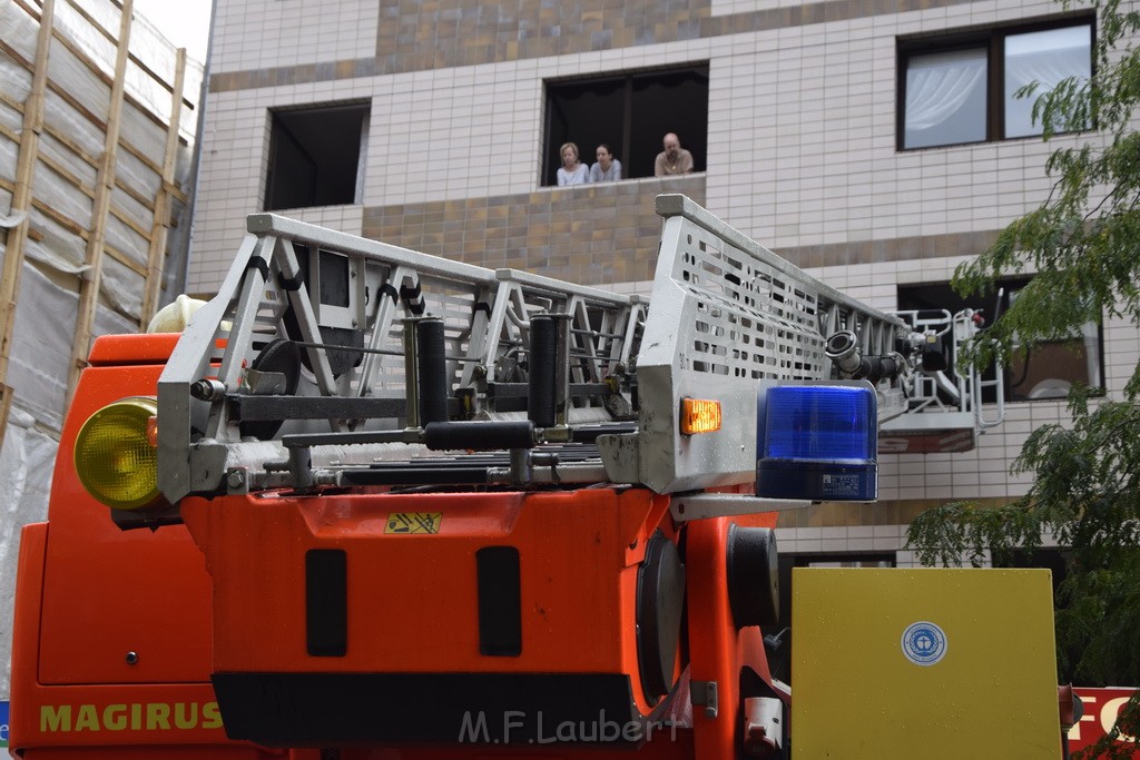 Feuer 2 Koeln Nippes Neusserstr P184.JPG - Miklos Laubert